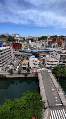 Yokohama, Japonya - 14 Mayıs 2024. Üst Manzara 'dan Koganecho Tren İstasyonu ve Ooka Nehri' ne