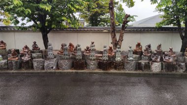 Kurume, Japonya - 9 Mayıs 2025. Daihonzan Naritasan Kurume Tapınağında 500 Arhat heykeli
