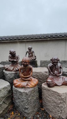 Kurume, Japonya - 9 Mayıs 2025. Daihonzan Naritasan Kurume Tapınağında 500 Arhat heykeli