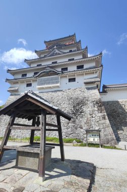 Karatsu, Japonya - 10 Mayıs 2025. Güneşli günde Karatsu Kalesi