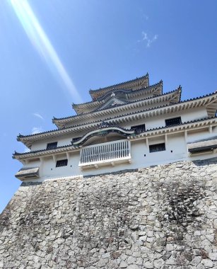 Karatsu, Japonya - 10 Mayıs 2025. Güneşli günde Karatsu Kalesi