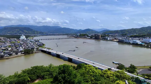 Karatsu, Japonya - 10 Mayıs 2025. Karatsu Kalesi Gözlem Güvertesi 'nden şehre ve Matsuura Nehri' ne