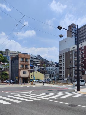 Nagasaki, Japonya - 12 Mayıs 2025. Takarachi Bölgesi 'nde kavşak. Gündüz dikey fotoğraf