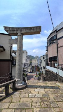 Nagasaki, Japonya - 12 Mayıs 2025. Nagasaki şehrinin ortasında tek bacaklı Torii. Atom bombası patlamasının sonuçları