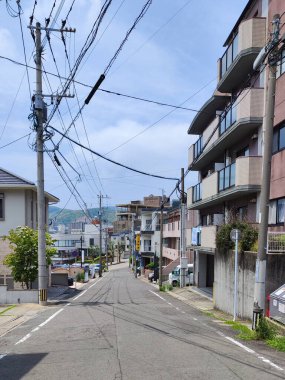 Nagasaki, Japonya - 12 Mayıs 2025. Japonya 'nın yerleşim bölgesindeki yol