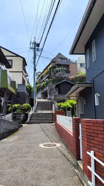 Nagasaki, Japonya - 12 Mayıs 2025. Japonya 'nın yerleşim bölgesindeki yol