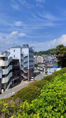 Nagasaki, Japonya - 12 Mayıs 2025. Güneşli bir günde Nagasaki sokakları
