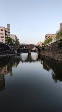 Nagasaki, Japonya - 12 Mayıs 2025. Sunset Lighting 'deki Megane Köprüsü