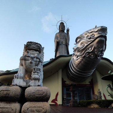 Nagasaki, Japonya - 12 Mayıs 2025. Fukusai-ji tapınağındaki Kannon Heykeli.