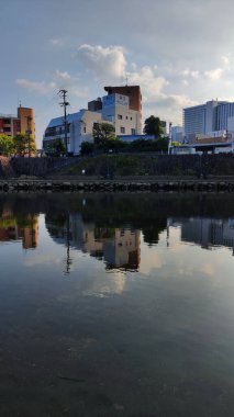 Kagoshima, Japonya - 13 Mayıs 2025. Kotsuki Nehri 'nin Riverside' ı, akşam fotoğrafı.