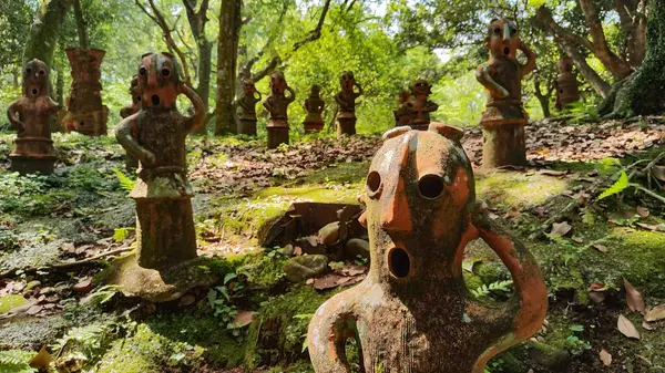 Miyazaki, Japonya - 14 Mayıs 2025. Haniwa Parkı 'ndaki Terracotta kil heykelleri