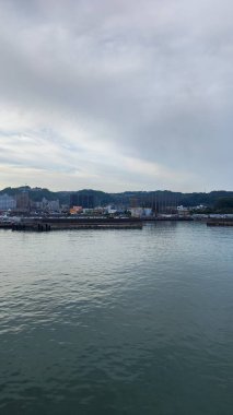 Kagoshima, Japonya - 15 Mayıs 2025. Kagoshima Körfezi 'nden Endüstriyel Liman