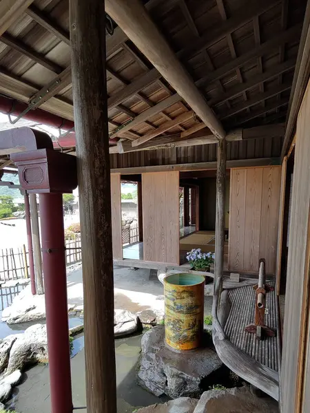 Kagoshima, Japonya - 16 Mayıs 2025. Su fıçısıyla Iso Sarayı 'nın avlusunda.