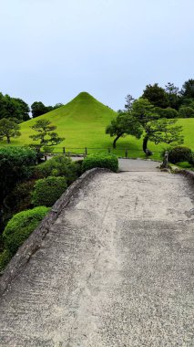 Kumamoto, Japonya - 19 Mayıs 2025. Suzenji Parkı 'ndaki Fuji Tsukiyama. Güzel Peyzaj Tasarımı