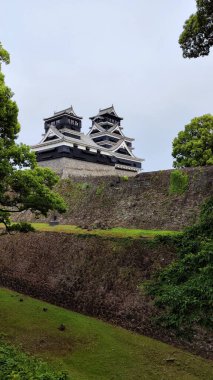 Kumamoto, Japonya - 19 Mayıs 2025. Kumamoto Kalesi ve hendek otlar ve yosunlarla kaplandı.