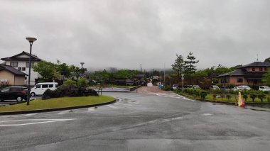 Aso, Japonya - 21 Mayıs 2025. Aso Tren İstasyonu 'ndan şehre görüntü. Yağmurlu Gün Fotoğrafı
