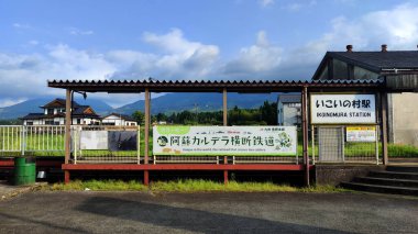 Aso, Japonya - 22 Mayıs 2025. Ikoinomura Tren İstasyonu. İmza metni çevirisi: dünyada Aso Caldera 'yı geçen tek tren yolu. Ikoinomura İstasyonu.