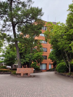 Beppu, Japonya - 23 Mayıs 2025. Beppu Üniversitesi 'nin Kırmızı Tuğla Binası