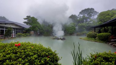Beppu, Japonya - 24 Mayıs 2025. Shiraike Jigoku. Beppu Hells 'den biri. İşaretin çevirisi: 