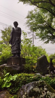 Beppu, Japonya - 24 Mayıs 2025. Kannawa Onsen 'in kurucusu Ippen Shonin' in heykeli.