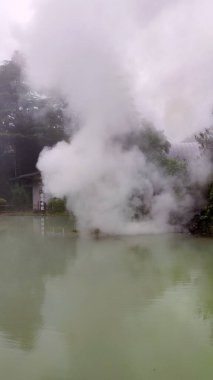 Beppu, Japonya - 24 Mayıs 2025. Buharlı Shiraike Jigoku. Beppu Hells 'den biri. İşaretin çevirisi: 
