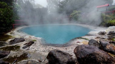 Beppu, Japonya - 24 Mayıs 2025. Umi Jigoku 'nun Mavi Havuzu