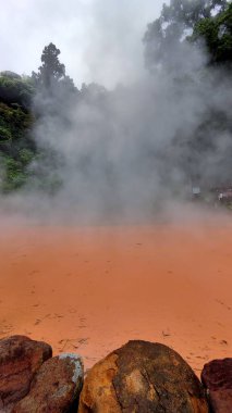 Beppu, Japonya - 24 Mayıs 2025. Chinoike Jigoku 'nun kaynayan pınarı