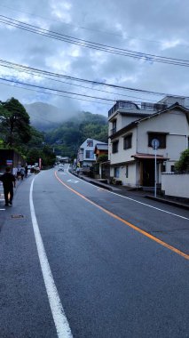 Beppu, Japonya - 24 Mayıs 2025. Bir dağ köyünde yol. Ishino İçki Dükkanı. Duvardaki kanji alkol demektir.