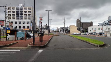Nakatsu, Japonya - 25 Mayıs 2025. Nakatsu İstasyonu 'ndan Yukichi Fukuzawa heykeli ve şehrine bakın.