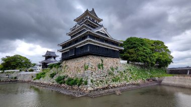 Nakatsu, Japonya - 25 Mayıs 2025. Aşırı gelişmiş duvarları ve hendeği olan Nakatsu Kalesi