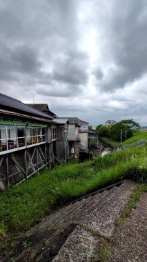 Nakatsu, Japonya - 25 Mayıs 2025. Hendek kenarındaki eski evler.