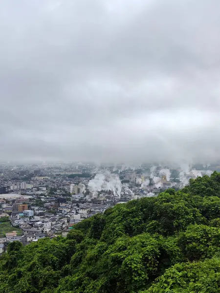 Beppu, Japonya - 24 Mayıs 2025. Top View 'dan Beppu' ya. Meşhur Kaplıcalar Şehri