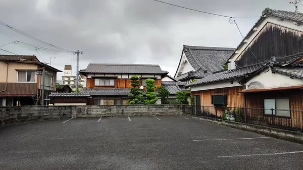 Nakatsu, Japonya - 25 Mayıs 2025. Geleneksel Japon Mimarisi - Çatı kiremitli ahşap evler