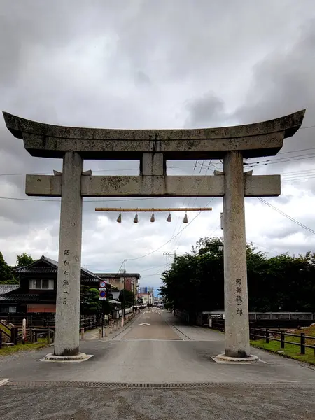 Nakatsu, Japonya - 25 Mayıs 2025. Nakatsu Tapınağı 'nın Torii kapısı