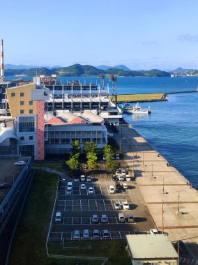 Kitakyushu, Japonya - Mayıs 2025. Şehrin ve Harbor 'un üst manzarası. Gün batımı fotoğrafı