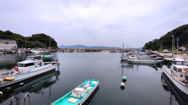 Kitakyushu, Japonya - 26 Mayıs 2025. Ainoshima Adaları Körfezi 'nde balıkçı tekneleri