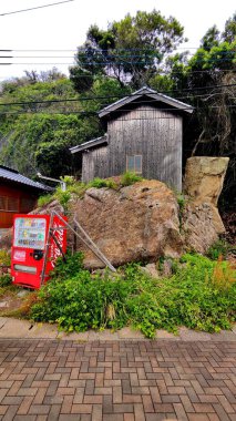 Kitakyushu, Japonya - 26 Mayıs 2025. Ainoshima Adası 'nda Coca-Cola markalı içecek otomatı