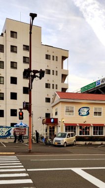 Kitakyushu, Japonya - 26 Mayıs 2025. Yakındaki Genç İnsanlar Hasta Kalın Kıyafet Dükkanı