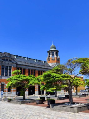 Kitakyushu, Japonya - 27 Mayıs 2025. Eski Mitsui Binası 'nın önündeki güzel ağaçlar