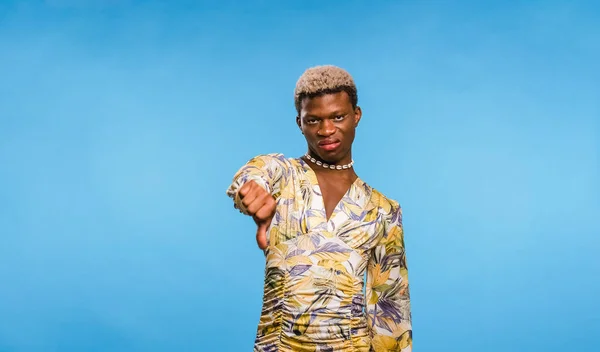 Dissuadido Homem Afro Americano Vestido Elegante Gesto Polegar Para Baixo — Fotografia de Stock