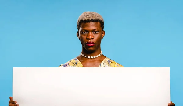 Stylowa Afrykańska Transgenderowa Kobieta Farbowanymi Włosami Makijażem Kolorowej Koszuli Naszyjniku — Zdjęcie stockowe