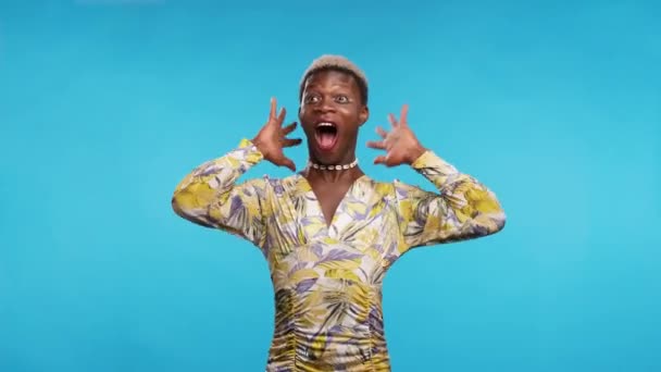 Glad Afroamerikansk Androgyn Modell Snygg Klänning Höja Armarna Och Skriker — Stockvideo