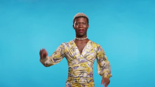 Irritada Mujer Transgénero Afroamericana Vestido Elegante Haciendo Cara Divertida Mostrando — Vídeos de Stock
