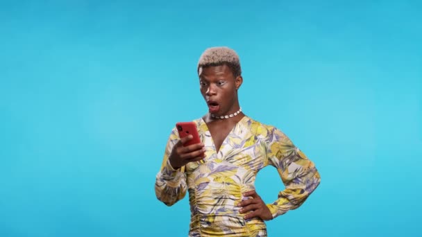 Afrikansk Androgyna Person Snygg Klänning Leende Och Skicka Textmeddelande Smartphone — Stockvideo