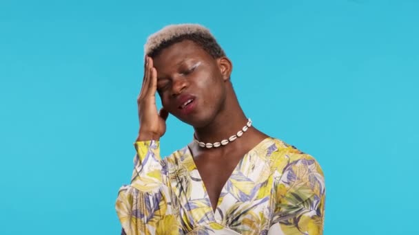 Африканский Трансгендер Стильном Платье Трёт Лоб Вздрагивает Страдая Мигрени Синем — стоковое видео