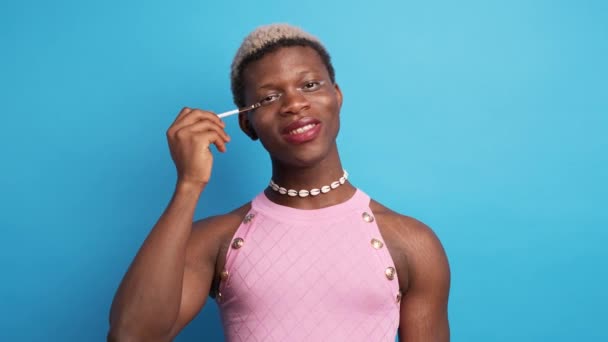 Ung Afrikansk Androgyn Person Med Färgat Hår Rosa Klänning Står — Stockvideo