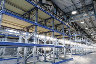 Üç boyutlu illüstrasyon. Depo ya da depodaki boş raflar. Sanayi, lojistik ve nakliye kavramı.