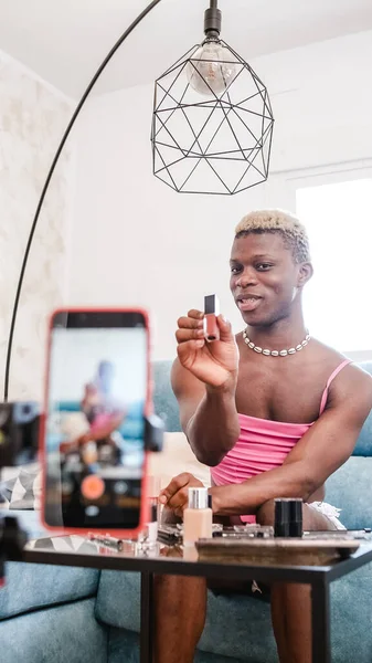 Transgender Czarny Influencer Stosowania Szminki Rozmawiając Publicznością Podczas Siedzenia Kanapie — Zdjęcie stockowe