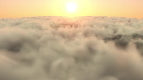 Φωτεινός Πορτοκαλί Ήλιος Λάμπει Στον Ουρανό Πάνω Από Παχιά Σύννεφα — Αρχείο Βίντεο