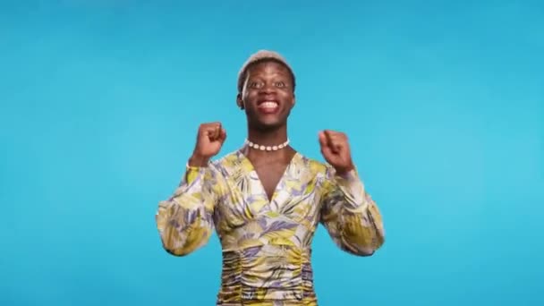 Nadšený Šťastný Transsexuál Dívající Kameru Při Oslavě Přes Izolované Pozadí — Stock video